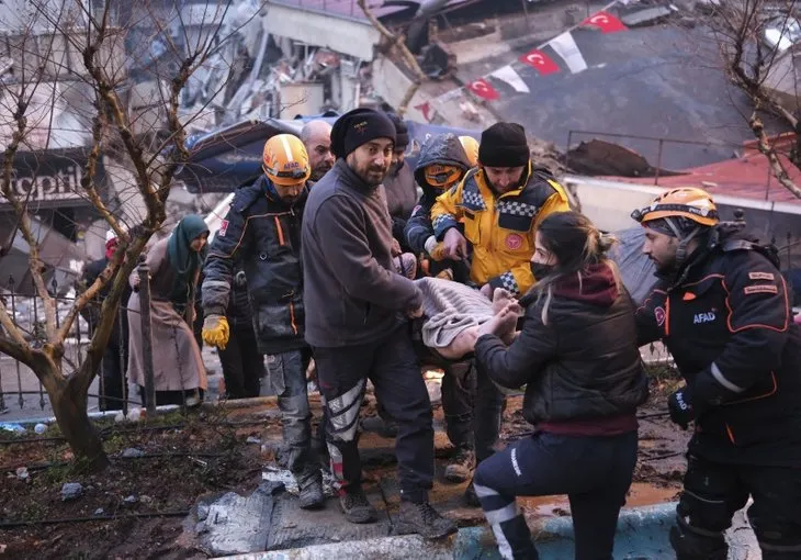 Depremden saatler sonra mucize kurtuluşlar! Umutlu bekleyişler sürüyor