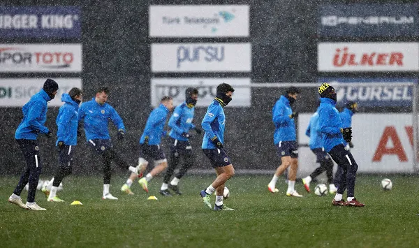 fenerbahcenin-yeni-teknik-direktoru-ismail-kartal-sahaya-indi-iste-ilk-antremanlar-kareler-1642008295413.jpg Fenerbahçe'nin yeni teknik direktörü İsmail Kartal sahaya indi! İşte ilk antremanlar kareler - 2