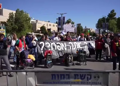 Netanyahu’nun af talebini protesto ettiler