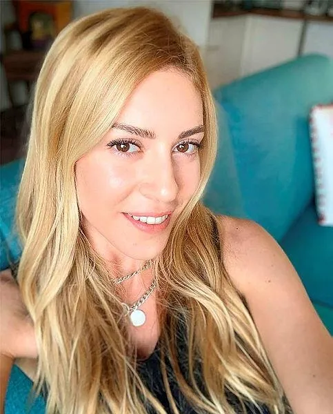 sinem-kobal-ilk-kez-anlatti-bakin-oyunculuga-nasil-baslamis-1700544857982.jpeg Sinem Kobal ilk kez anlattı! Bakın oyunculuğa nasıl başlamış - 3