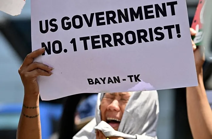 abdde-bir-sizinti-belge-krizi-daha-iste-trumpin-cine-karsi-gizli-savas-plani-avrupa-ve-orta-doguya-veda-1743360098352.jpg Savunma Bakanı Pete Hegseth'in Filipinler'i ziyaretini protesto eden grubun elindeki ʺABD Hükümeti 1 Numaralı Teröristʺ ifadesini taşıyan pankart (AFP)