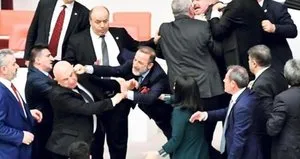 İşte Engin Özkoç’un yumruk yediği o an