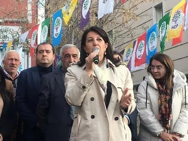 iyi-parti-hdp-kavgasi-buyuyor-ittifak-ortaklarini-golge-oyunu-oynamakla-sucladilar-1668190623582.jpeg İYİ Parti - HDP kavgası büyüyor: İttifak ortaklarını 'gölge oyunu' oynamakla suçladılar - 2