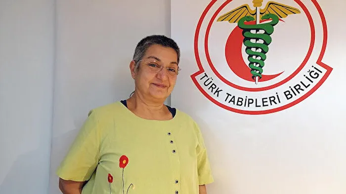 Son dakika: Türk Tabipleri Birliği Başkanı Şebnem Korur Fincancı PKK paçavrasında TURKOVAC’ı kötüledi