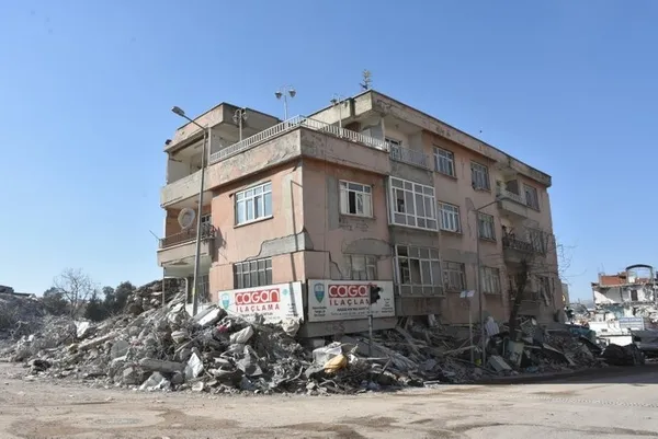 1677141843459.jpg Depreme Adıyaman’da yakalanan ailenin yaşadıkları dehşete düşürdü: Ayağımı çektiğimde parmaklarımın hepsi kopmuştu! - 6