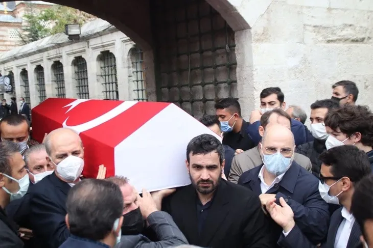 Özdemir Bayraktar son yolculuğuna uğurlandı! Sevenleri Fatih Camii'ne akın etti