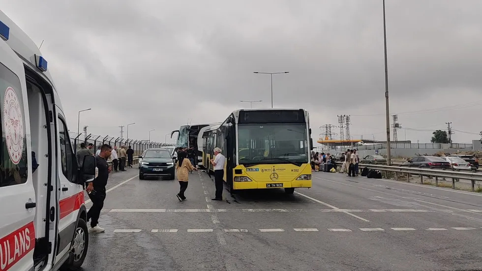 Arnavutköy'de yolcu otobüsü ile İETT aracı çarpıştı: 4 yaralı - 1