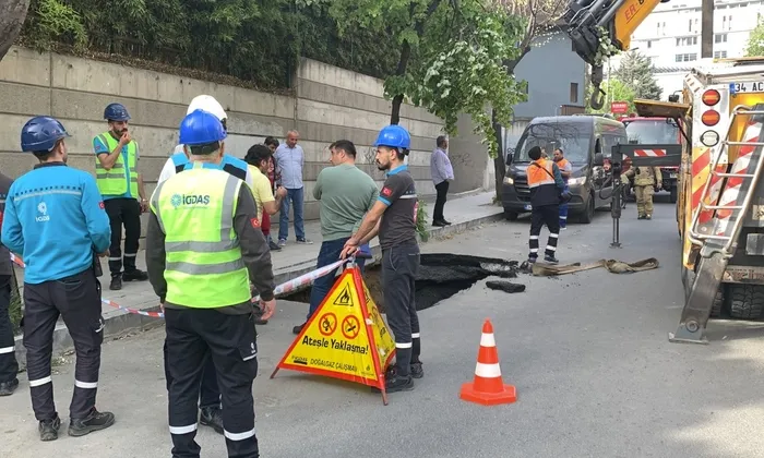 İstanbul Şişli’de yol çöktü! Otomobil ve minibüs içine düştü