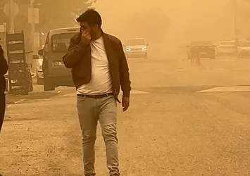 Suriye'den gelen toz bulutu o şehri kapladı! Göz gözü görmedi