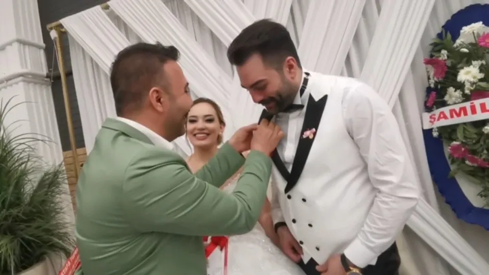 Gelin ve damada arkadaşından ilginç takı! 'Türk lirasının değerini gösterme adına böyle bir şey yaptık'
