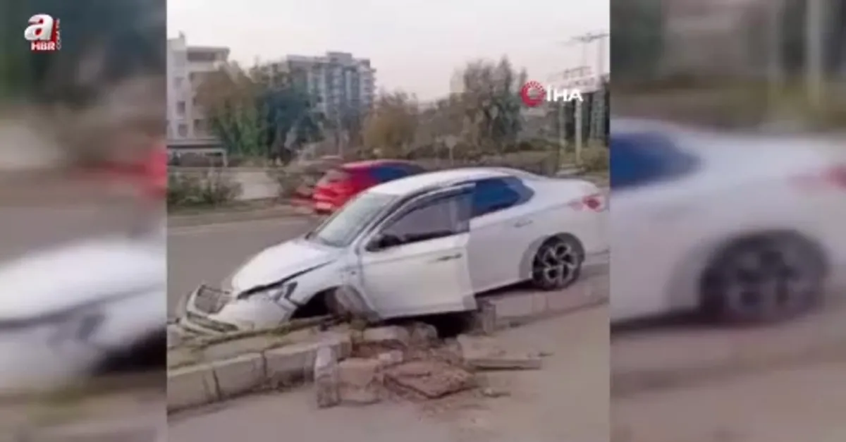 Otomobil refüje çarpıp karşı şeride geçti