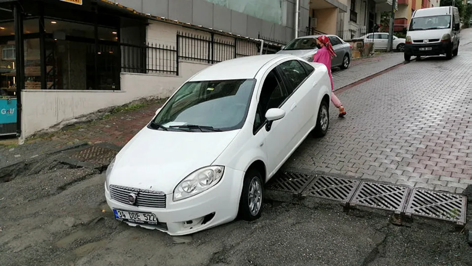 Ataşehir'de sürücülerin kabusu olan çukur! Hepsini itfaiye kurtarıyor