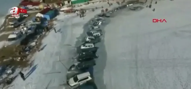 Buz kırıldı, 30 araç suya gömüldü