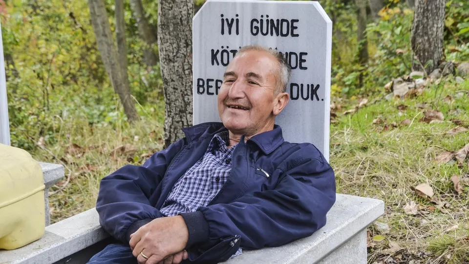 Kastamonu’da bir garip olay! Kendisi ile eşinin mezarını açtırdı, her gün girip yatıyor
