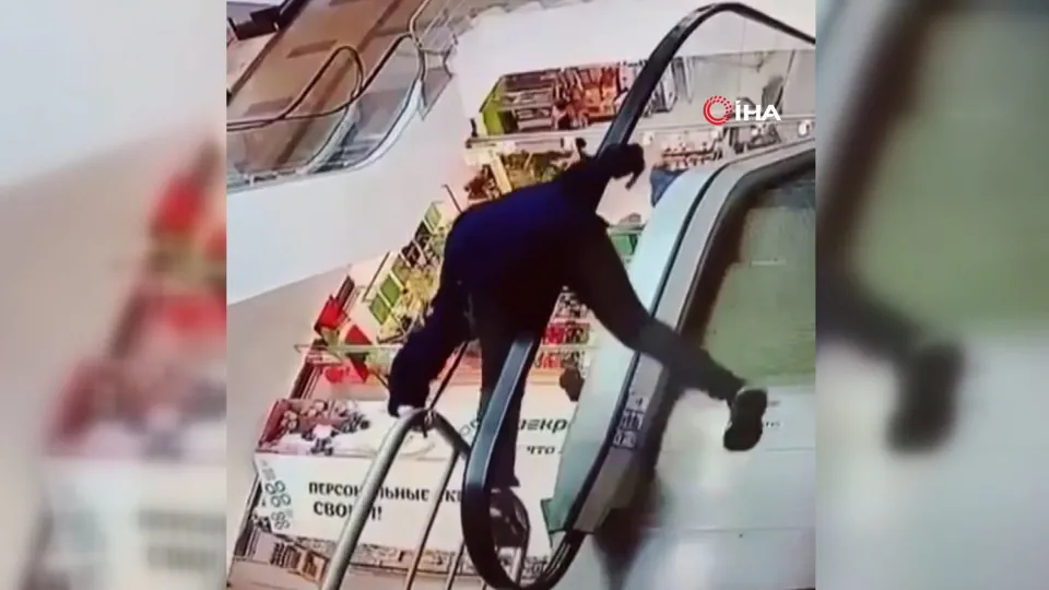 Saniyeler sonra dehşeti yaşadı! Yürüyen merdivenin bandına takılıp düştü