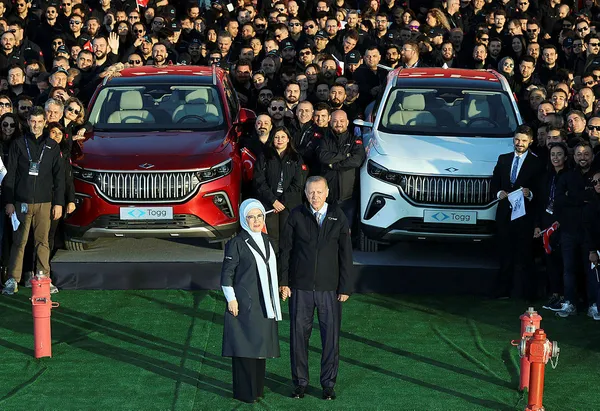 erdogan-ailesinin-alacagi-toggun-rengi-belli-oldu-emine-erdogan-duyurdu-gonlumuz-al-bayragimizin-timsali-anado-1667071844212.jpg Erdoğan ailesinin alacağı TOGG'un rengi belli oldu! Emine Erdoğan duyurdu: Gönlümüz al bayrağımızın timsali Anadolu kırmızından yana