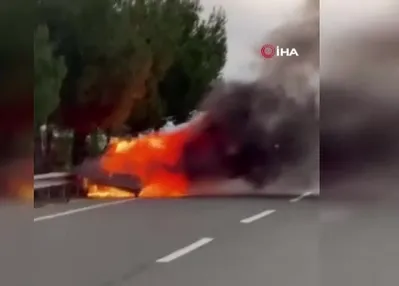 Seyir halindeki otomobil alev alev yandı