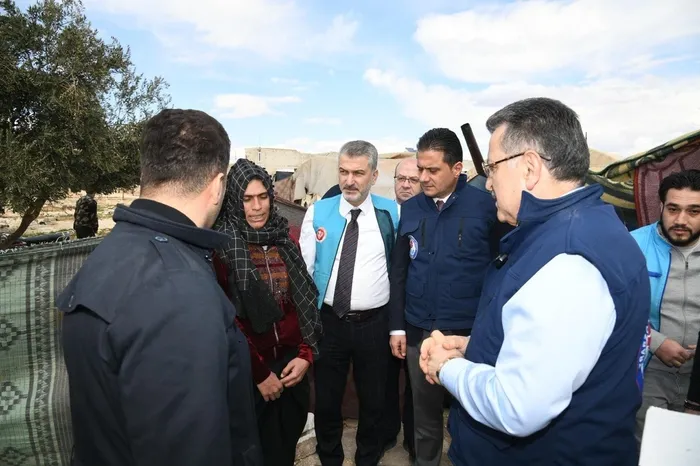 trabzondan-halepe-kardeslik-sofrasi-belediye-baskani-genc-ve-heyeti-mazlumlarla-bir-araya-geldi-1772992101225.jpg Trabzon’dan Halep’e kardeşlik sofrası! Belediye Başkanı Genç ve heyeti mazlumlarla bir araya geldi - 4