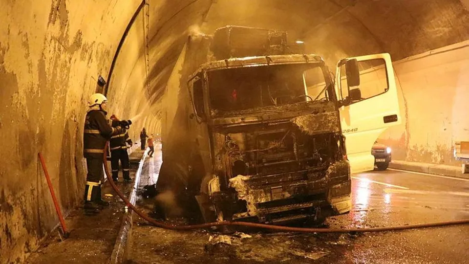 Bolu Dağı Tüneli’nde korku dolu anlar! Tır alevlere teslim oldu