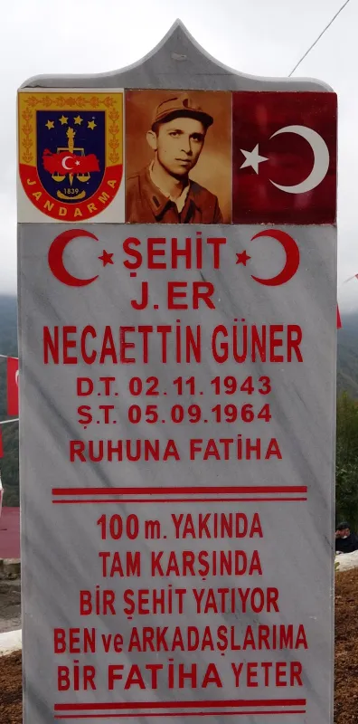 babasini-ruyasinda-gorup-yaptirdi-sehit-mezarliginin-100-metre-otesine-anit-yaptirdi-1635668304554.jpg