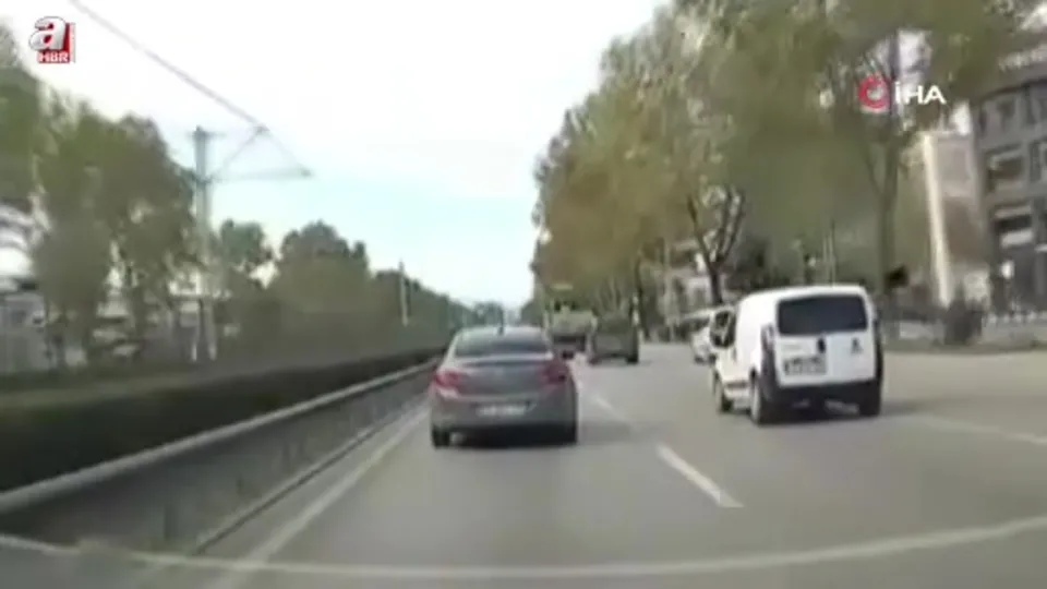 Makas anı kamerada... Kazaya ramak kaldı