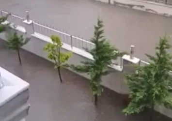 Sokaklar su altında kaldı