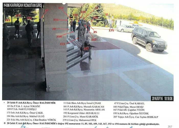 Zekai Aksakallı’nın Ömer Halisdemir’i alnından öpme anı