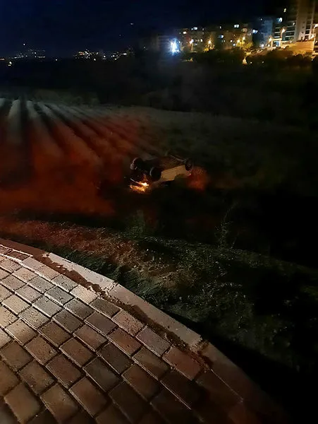 Denizli'de feci kaza! Yolu karıştıran otomobil dere yatağına uçtu: 2 yaralı - 1