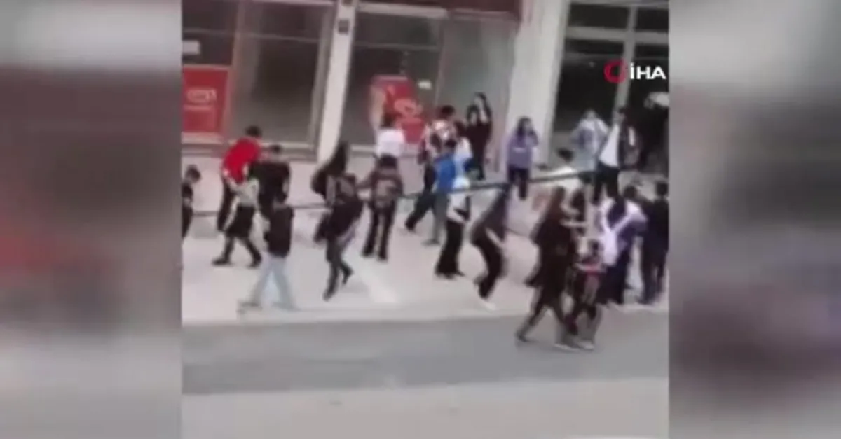 Öğrenciler yumruk yumruğa kavgaya tutuştu