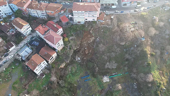 uskudarda-toprak-kaymasi-nedeniyle-2-bina-tahliye-edildi-1739517351362.jpeg Üsküdar'da toprak kaymasının yaşandığı binalar tahliye edildi (DHA)