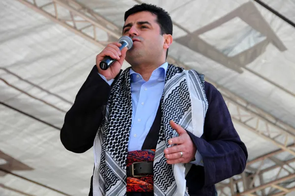 meral-aksenere-mektup-yazan-selahattin-demirtas-hdp-sayesinde-cumhurbaskani-yardimcisi-olacaksin-1678287064522.jpg 7. ortak tiyatroya dahil oldu! Meral Akşener'e mektup yazan Selahattin Demirtaş: "HDP sayesinde cumhurbaşkanı yardımcısı olacaksın" - 5