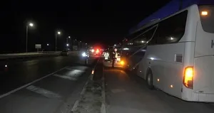 Otobüs ile otomobil çarpıştı