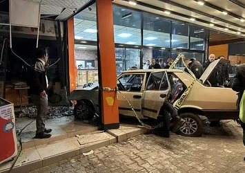 Adana'da feci kaza! Kontrolden çıktı dükkana daldı: 1 ölü