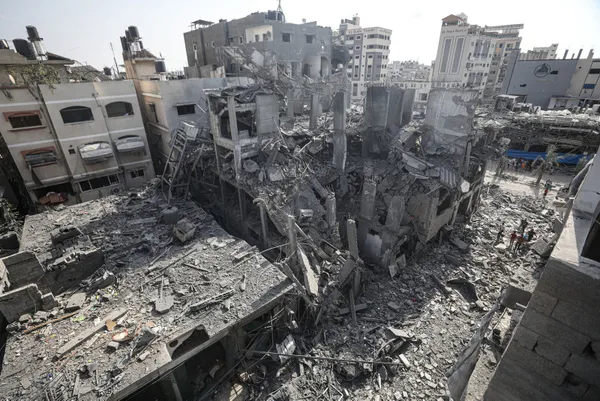 İsrail yardım TIR'larının giriş yaptığı Refah kentini vurdu! Zalimler Kudüs Hastanesi'nin çevresine bomba yağdırdı - 8
