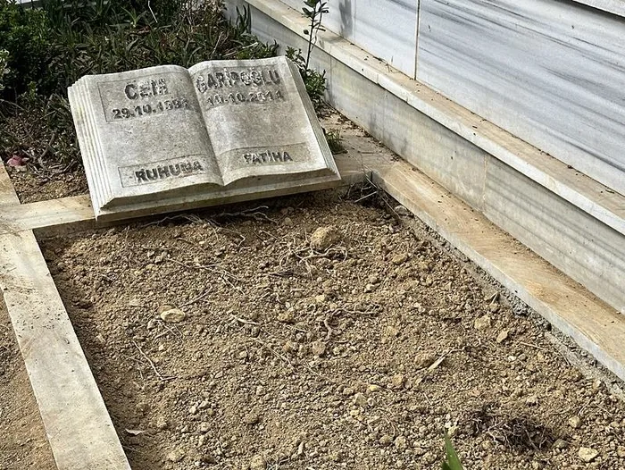 1730011974810.jpeg Cem Garipoğlu'nun mezarında şaşırtan detay: Poşetteki kan insan kanı değil - 1