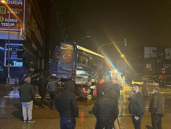 ankarada-feci-kaza-otomobilin-carptigi-dolmus-devrildi-yaralilar-var-1705788907047.jpeg Ankara’da feci kaza! Otomobilin çarptığı dolmuş devrildi: Yaralılar var - 1
