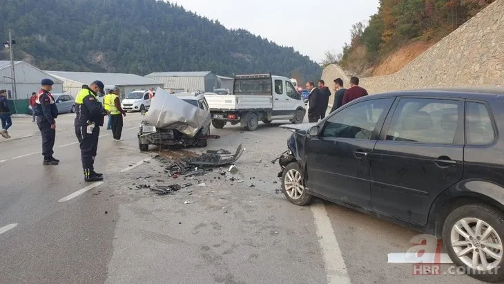 SON DAKİKA | 2 otomobil ve 1 servis aracı çarpıştı! Bursa'da zincirleme kaza