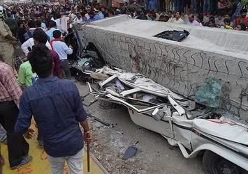 Hindistan'da üst geçit çöktü: 18 ölü