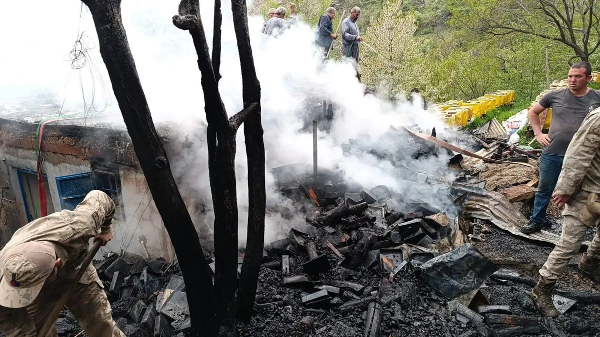 Kemaliye’de 1 ev yandı