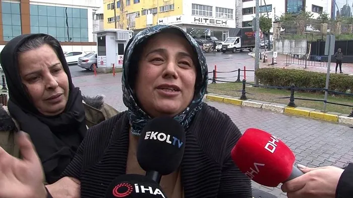 bagcilarda-dehset-eve-giren-cani-kiz-cocugunu-tasla-oldurdu-ifadesi-ortaya-cikti-1736849606043.jpeg Öldürülen kızın annesi Adli Tıp Kurumu önünde feryat etti (İHA)