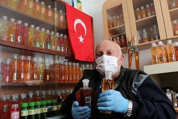 Samsun’da Necmi dede 50 yılda biriktirdiği 3 bin şişe kolonyayı dağıtıyor - 2