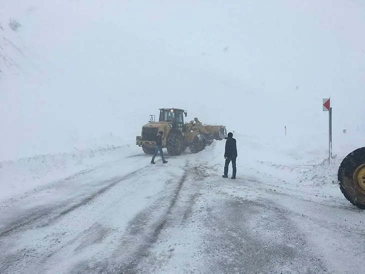 Son dakika: Meteorolojiden 21 il için yoğun kar yağışı alarmı! Kar ve tipi yolları kapattı...