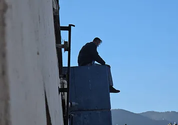 Kavalı alınan sokak sanatçısı çatıya çıktı