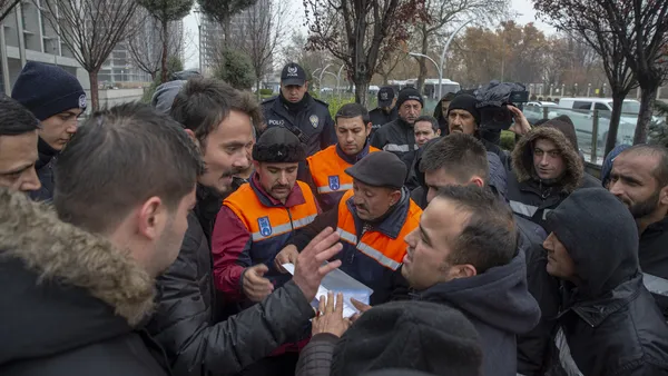 ankara-buyuksehir-belediyesinde-isci-kiyimi-1622522849042.jpg Ankara Büyükşehir Belediyesi'nde işçi kıyımı! Haksız yere işten çıkardı - 4