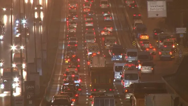 İstanbul'da trafik kilitlendi! Toplu taşıma yine yolda bıraktı - 3