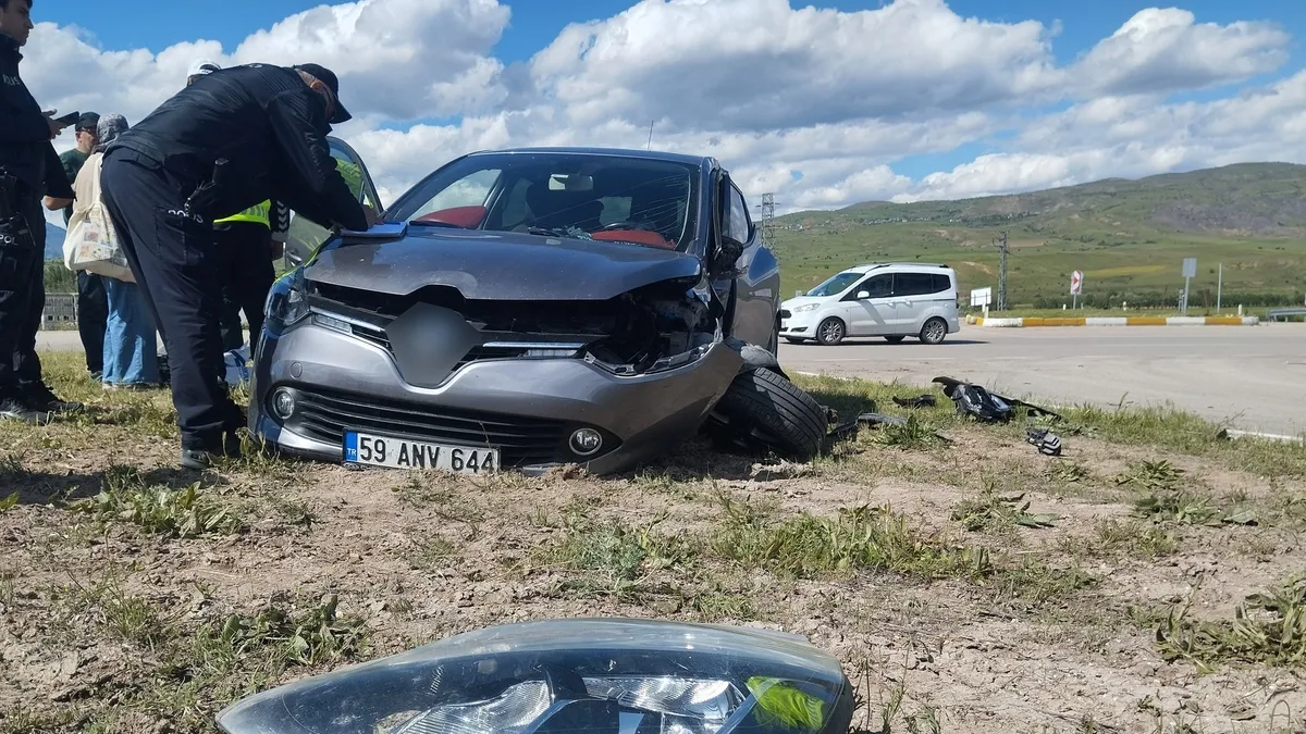 Sivas'ta kavşakta korkutan çarpışma: 4 yaralı