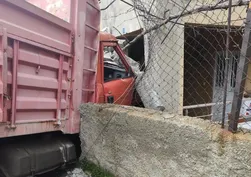 Yük kamyonu kontrolden çıktı: Duvarı aşıp eve daldı
