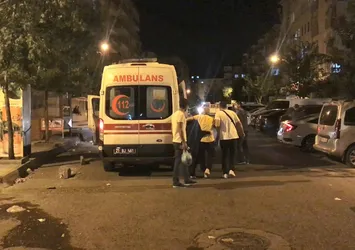Diyarbakır'da polisler çatışmanın ortasında kaldı