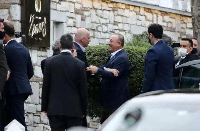 Son dakika: Dışişleri Bakanı Mevlüt Çavuşoğlu Yunanistan'da! Türk bayrağı çektiler - 3