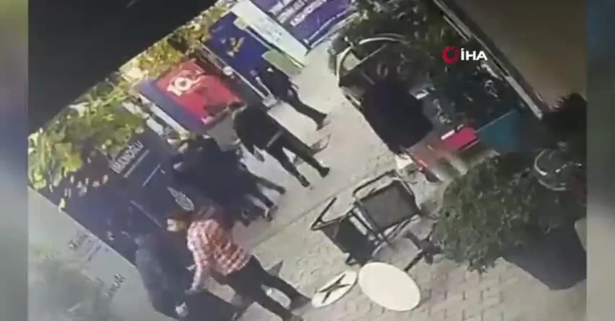 Karaköy’de börekçide bıçaklı avukat dehşeti kamerada: Masayı bastı, üstüne mermer masa devrildi